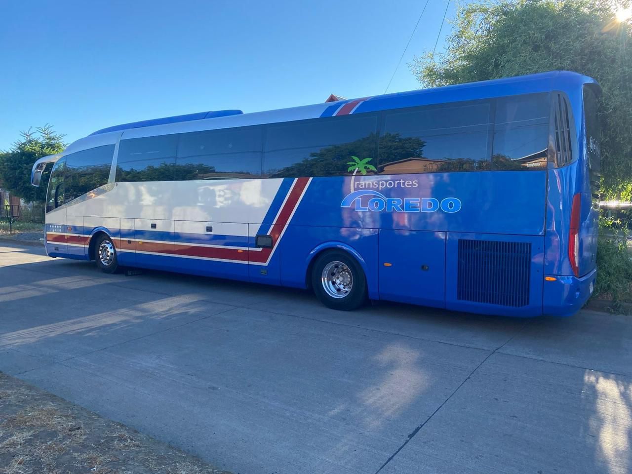 Bus de Transporte Loredo con el logo de la empresa