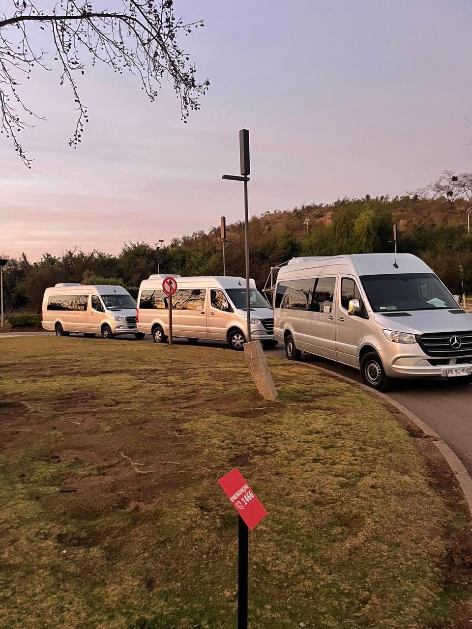 Vans de Transporte Loredo esperando al atardecer